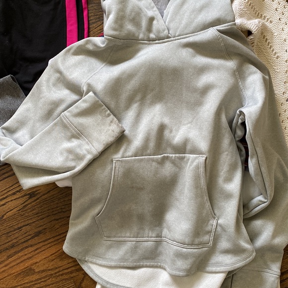 Girls Clothes Lot 10/12 Sweater Sweatshirt Capri and Jeans and Tops - Picture 9 of 9